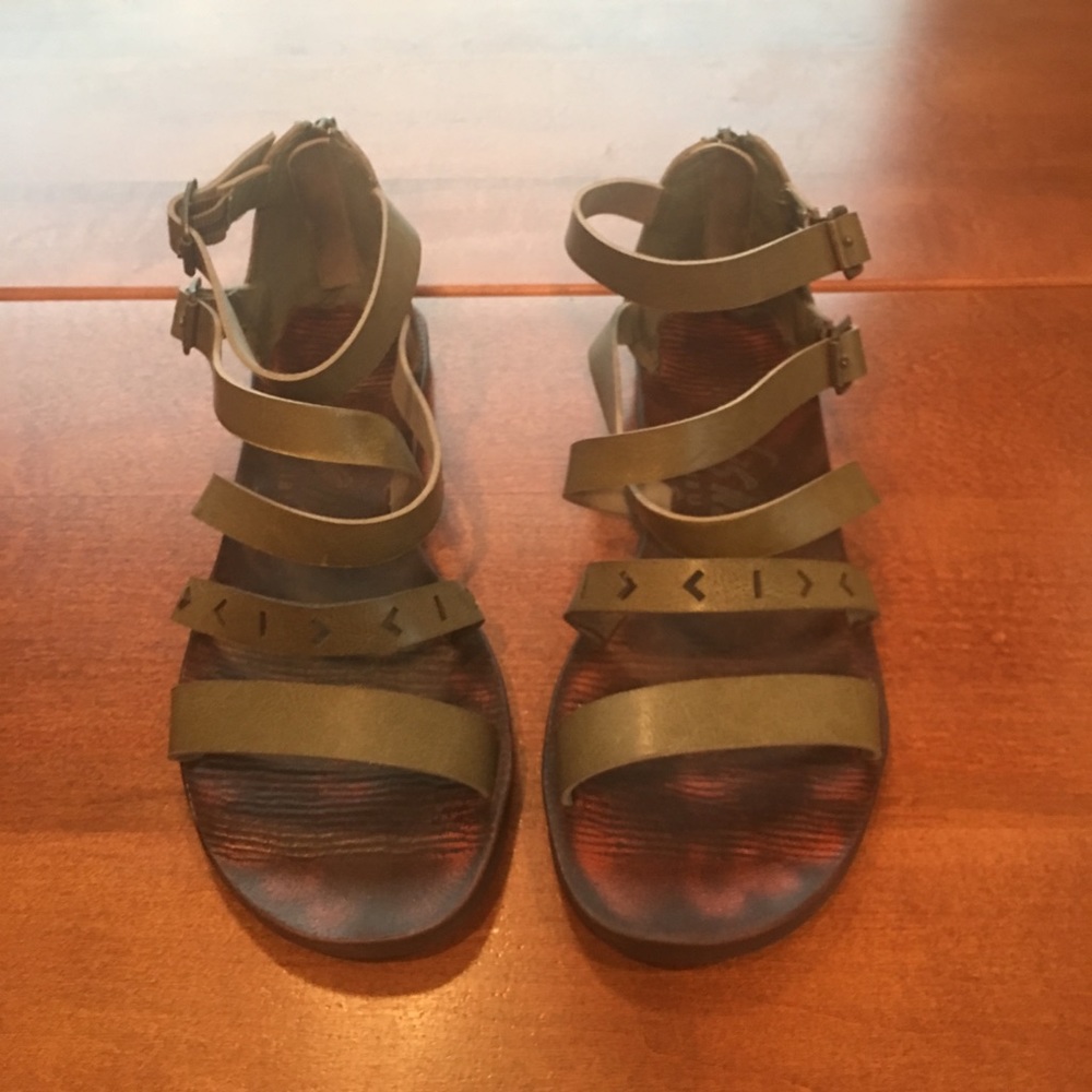 Blowfish sandal